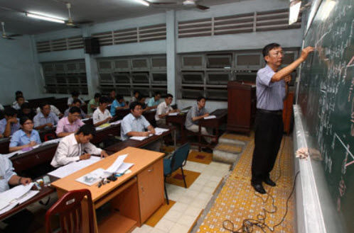 Dạy tại chức thì vui vẻ là chính